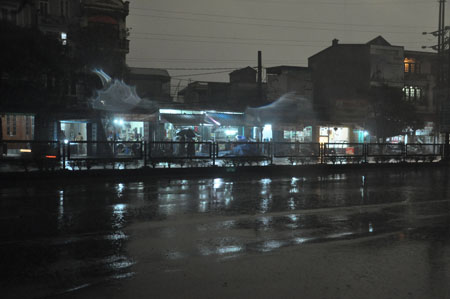 Nhiều[-]người[-]dân[-]và[-]cán[-]bộ[-]công[-]sở[-]đổ[-]xô[-]ra[-]đường[-]xem[-]hiện[-]tượng[-]lạ